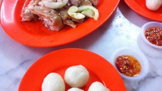 座ったらチキンライスが出てくる