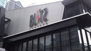 赤坂駅直結、改札を駆け上がるとそびえる雄姿