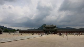 とにかく広い。衛兵服の体験もできる！