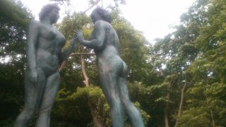 見合う乙女の像