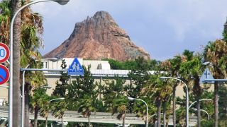 施設の裏側の道路を走っていると　目の前に火山??が見えて　煙が出ていると不思議な感覚です