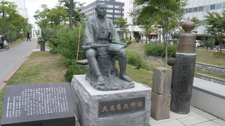 創成川公園にある坐像