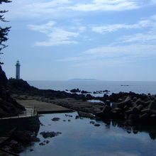 弁天島遊歩道　島の先端に鼠ヶ関灯台 （ねずがせきとうだい） 