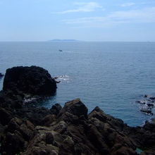 弁天島先端から粟島を望む