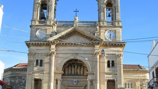 新市街にそびえ立つ２つの塔