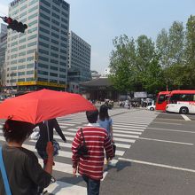 市庁駅から大通りを横切って