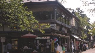 金沢城方面を望む位置にある茶店が沢山ある