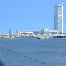 2009.9　萬代橋　やすらぎ堤左岸（川端町側）より