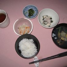 漬物を入れて３品とご飯、味噌汁。この後、デザートも。