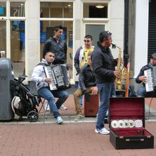 路上にはストリートミュージシャンがいっぱい