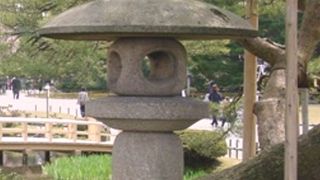 月見橋の近くにある灯篭です。