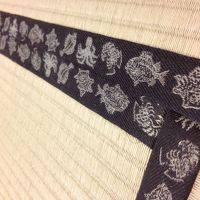 海の生き物が刺繍された畳の縁