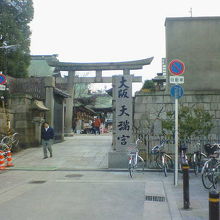 大通りから少し横道に入ったところにあります。