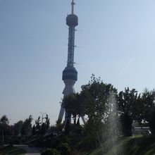 公園の噴水とテレビ塔
