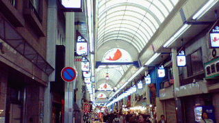 獲れたての魚の他、明石焼きなどもある商店街