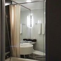 バスルームがガラス張り。