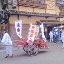 温泉の入った樽が大事に運ばれて行きます