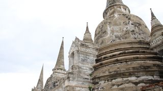 そびえ立つ三つの塔が美しい