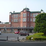 東京駅の赤レンガ駅舎をモチーフにした駅舎