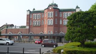 東京駅の赤レンガ駅舎をモチーフにした駅舎