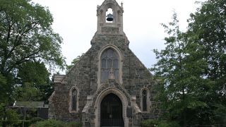 グレーの石造りの外観から目が離せない、可愛らしい教会
