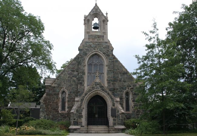 グレーの石造りの外観から目が離せない、可愛らしい教会
