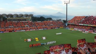 世界遺産　富士山を見ながらサッカーが見れる！…メインスタンド