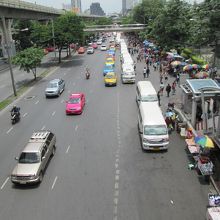 モーチット駅　ウィークエンド・マーケットの最寄出口