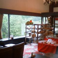 ロビーの売店。窓からは多摩川が。