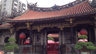 朝からたくさん人が訪れています。