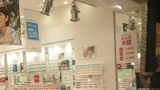 CMでお馴染みのメガネさん