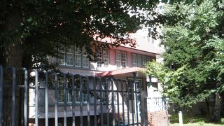 静かな学園の入り口にたつ資料館