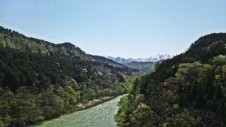 鷹の巣吊り橋付近は清流荒川と山々が眺められるポイント