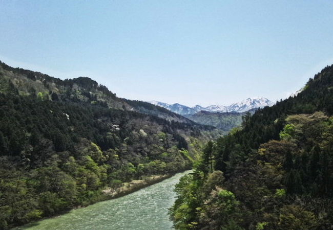 鷹の巣吊り橋付近は清流荒川と山々が眺められるポイント