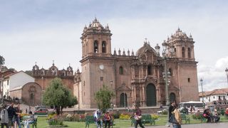 アルマス広場の東辺部にあります