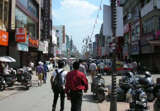 衣類が豊富にある、地元民が行く商店街