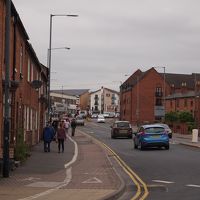 離れた通りからの建物外観