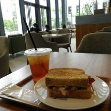 サンドイッチの他、クロワッサンなどのパンもあります。