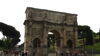 コロッセオ横の巨大凱旋門
