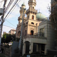 日本ではそうそう見られない尖塔が印象的です。