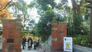 赤レンガが当時のまま残る明治時代の門