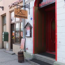 建物の入口。上にぶらさがっている看板が目印