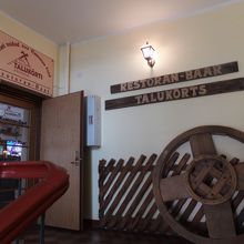 2階まで登るとレストランの入口がある