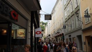 とにかく人が多いです。