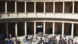 神聖ローマ皇帝であるカール5世（スペイン王としてはカルロス1世）の宮殿