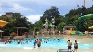 スライダーが楽しいプール！