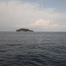 正面には猿島。東京湾唯一の自然島だ。