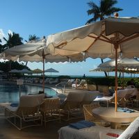 プールは朝早くから場所取りが行われています