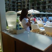 プールサイドにはウォーターサーバーがあります。