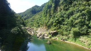 混んでいますが車窓はのどか